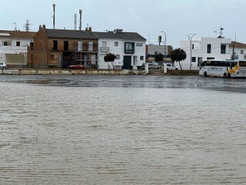 El viento y la lluvia acompañada de rayos ha causado distintos desperfectos e inundaciones en varios pueblos de la costa occidental de Huelva como Cartaya y Lepe. EFE/Julián Pérez El viento y la lluvia acompañada de rayos ha causado distintos desperfectos e inundaciones en varios pueblos de la costa occidental de Huelva como Cartaya y Lepe. EFE/Julián Pérez
