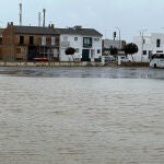El viento y la lluvia acompañada de rayos ha causado distintos desperfectos e inundaciones en varios pueblos de la costa occidental de Huelva como Cartaya y Lepe. EFE/Julián Pérez