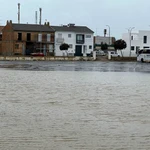 El viento y la lluvia acompañada de rayos ha causado distintos desperfectos e inundaciones en varios pueblos de la costa occidental de Huelva como Cartaya y Lepe. EFE/Julián Pérez