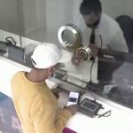 En la imagen, uno de los investigados en la oficina de cambio