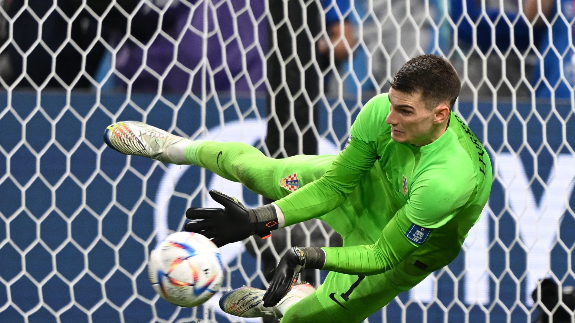 Dominik Livakovic detiene un penalti en el Japón-Croacia