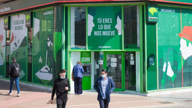 Una de las oficinas de Unicaja Banco