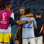 Luis Enrique y Pablo Sarabia tras la eliminación de España. EFE/ JJ Guillén