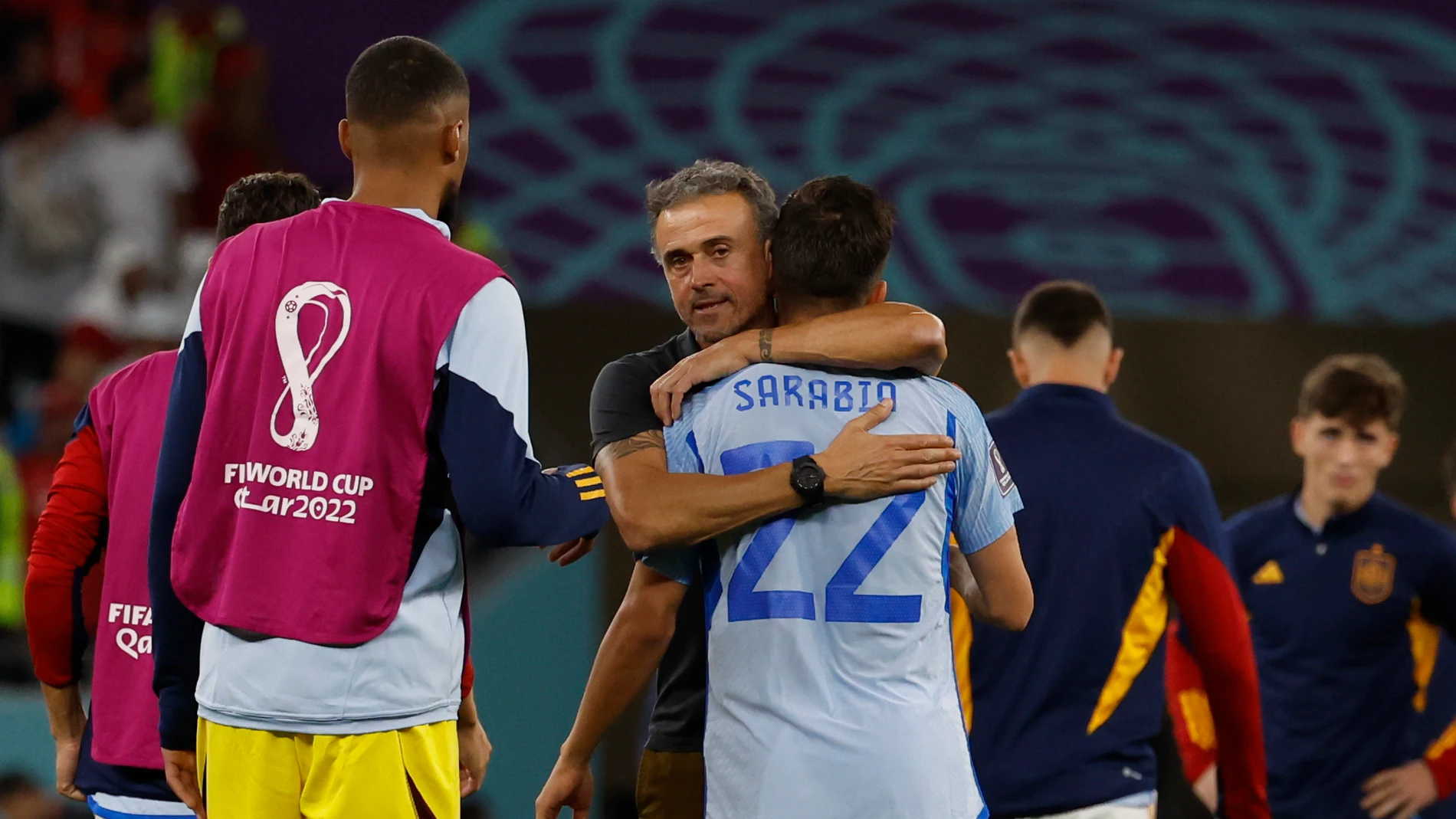 Luis Enrique y Pablo Sarabia tras la eliminación de España. EFE/ JJ Guillén