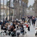 Numeroso público en las terrazas de la playa de Malvarrosa, este martes, en Valencia