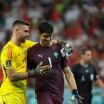 Unai Simón y Bono, antes del comienzo de la tanda de penaltis