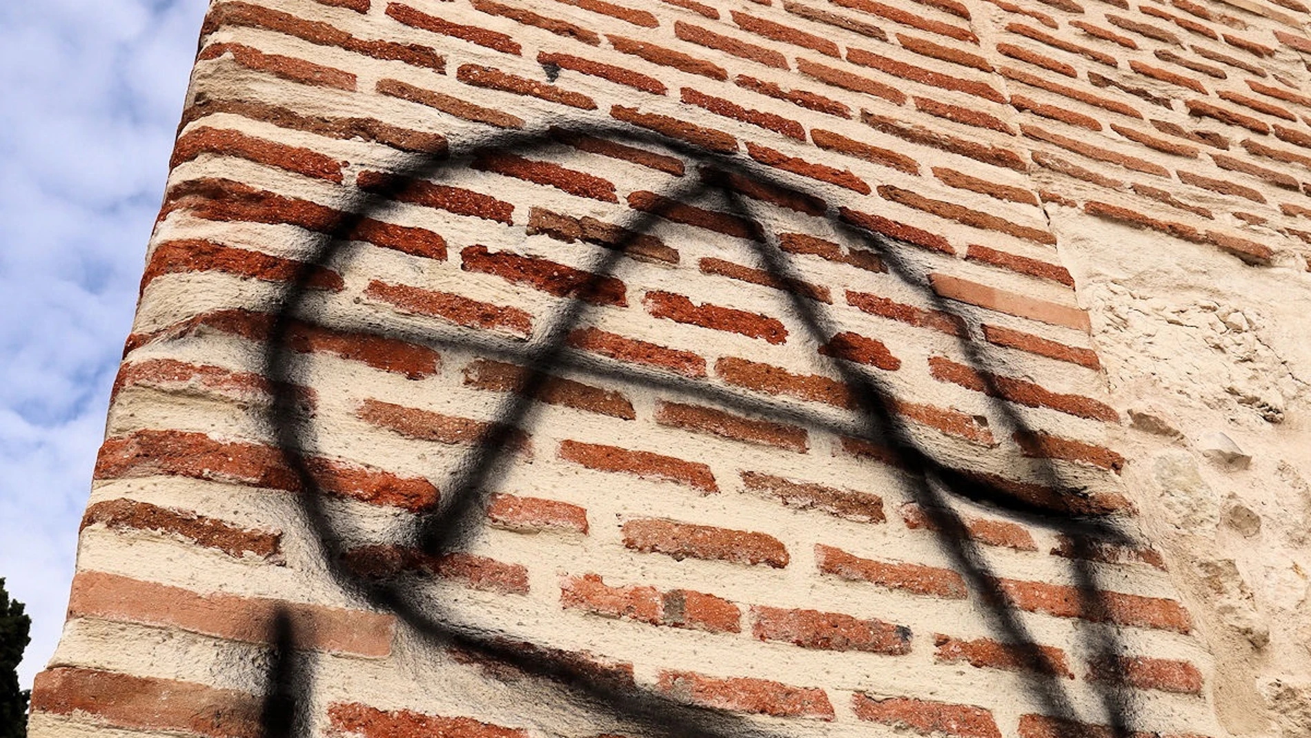 La ermita de Santa María la Antigua de Carabanchel, el edificio más antiguo de Madrid, amanece vandalizada