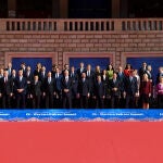 Foto de familia de los Veintisiete y de los seis países de los Balcanes Occidentales tras la Cumbre de Tirana del martes