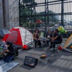 Manifestantes protestan en frente del Parlamento en Yakarta mientras se vota la reforma del Códdigo Penal