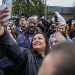 El senador demócrata Raphael Warnock se fotografía junto a una simpatizantes en la jornada electoral
