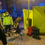 Fotografía cedida por Emergencias Madrid que muestra a paramédicos mientras atienden a los heridos por arma de fuego en el barrio de Villaverde de Madrid
