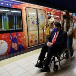El consejero de Transportes e infraestructuras de la Comunidad de Madrid, David Pérez, durante la visita a los nuevos trenes acompañado de los pajes de la Navidad