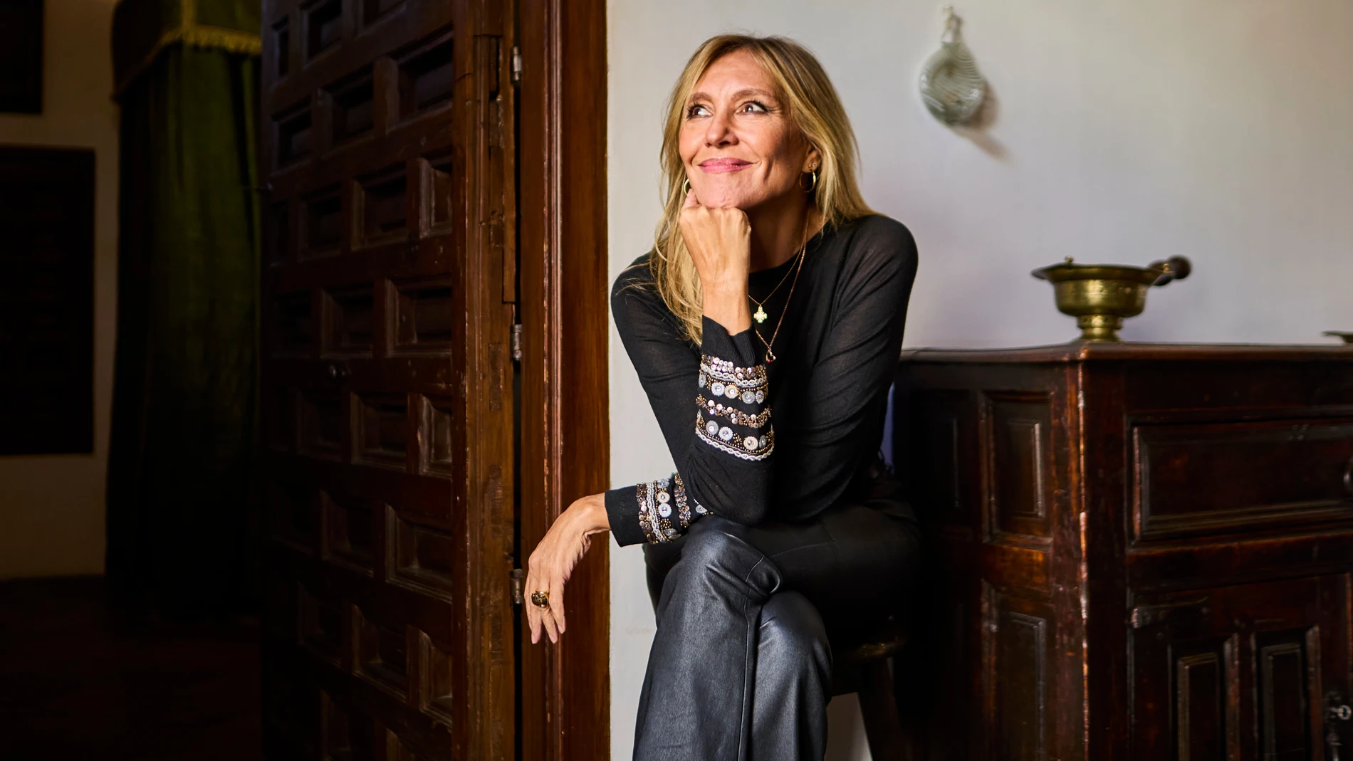 Entrevista con la periodista y escritora Marta Robles que presenta su nuevo libro “Lo que la primavera hace con los cerezos” sobre las relaciones de amor y desamor de los creadores.