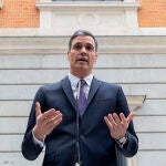 El presidente del Gobierno, Pedro Sánchez, ofrece declaraciones a los medios, durante el acto institucional por el Día de la Constitución