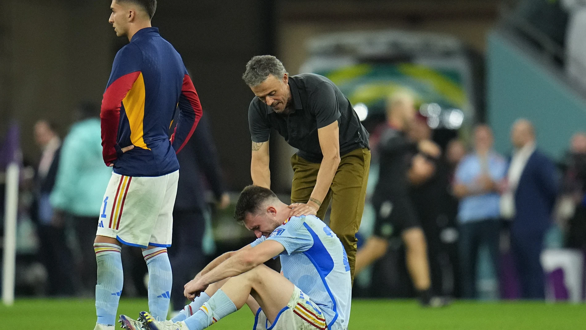 Luis Enrique intenta consolar a Laporte después de la derrota ante Marruecos
