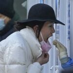 Una mujer se somete a una prueba anti covid en Pekín