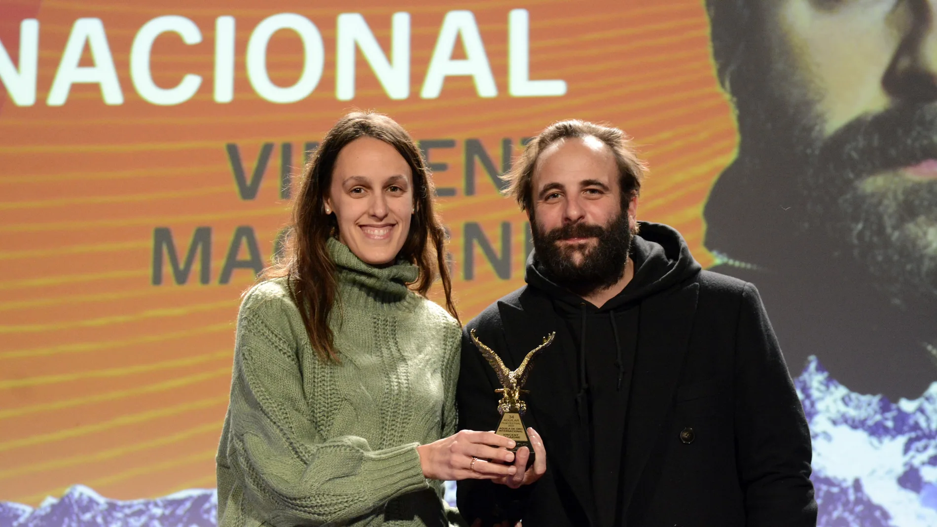 La concejal de Cultura de Aguilar de Campoo, Sandra Ibáñez, junto a Vicent Macaigne