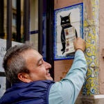 Una persona pone el décimo recién comprado en el azulejo que representa a el gato negro en la administración de loterías ‘El Gato Negro’ situada en la Av de la Constitución para comprar la Lotería de Navidad a 07 de diciembre del 2022 en Sevilla (Andalucía, España). 07 DICIEMBRE 2022 Eduardo Briones / Europa Press 07/12/2022