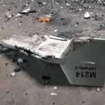 Los restos de lo que Kyiv ha descrito como un avión no tripulado Shahed iraní derribado cerca de Kupiansk, Ucrania