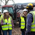 La delegada del Gobierno, Virginia Barcones, y la presidenta de la CHD, Maríaa Jesús Lafuente, visitan los trabajos de mantenimiento en el cauce del río Razón, en Valdeavellano de Tera (Soria)