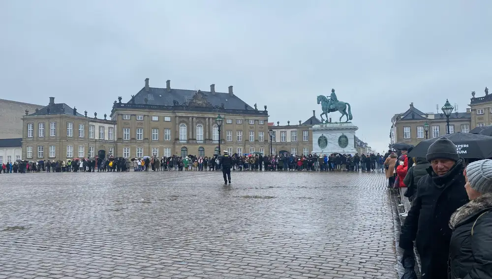 Cientos de curiosos se acercan cada mañana a ver el cambio de guardia del Palacio de Amalienborg