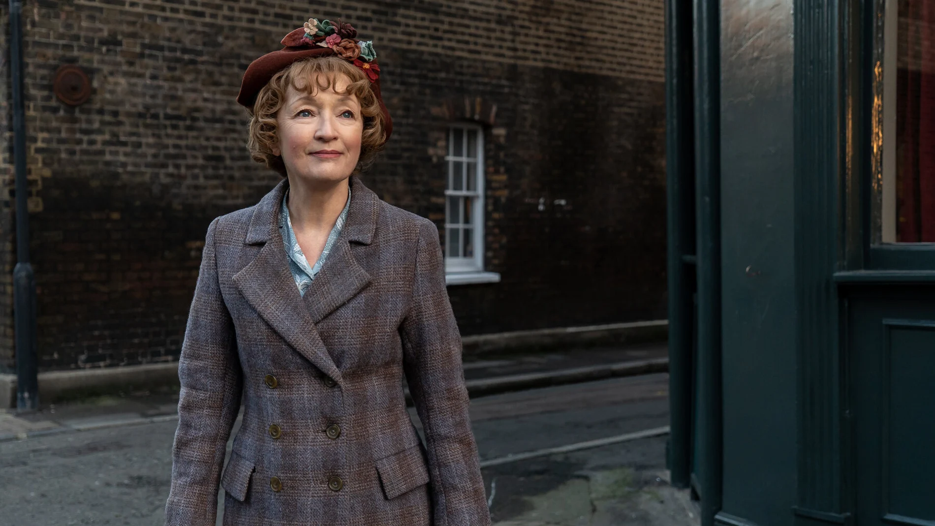 Leslie Manville en "El viaje a París de la señora Harris", en el que da vida a una viuda y limpiadora del Londres de posguerra