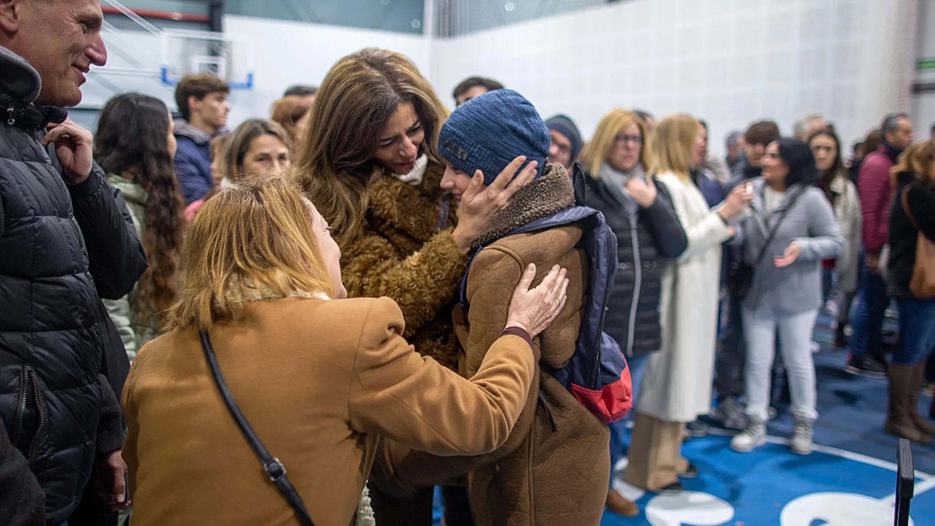 Uno de los niños ucranianos es recibido por su familia de acogida
