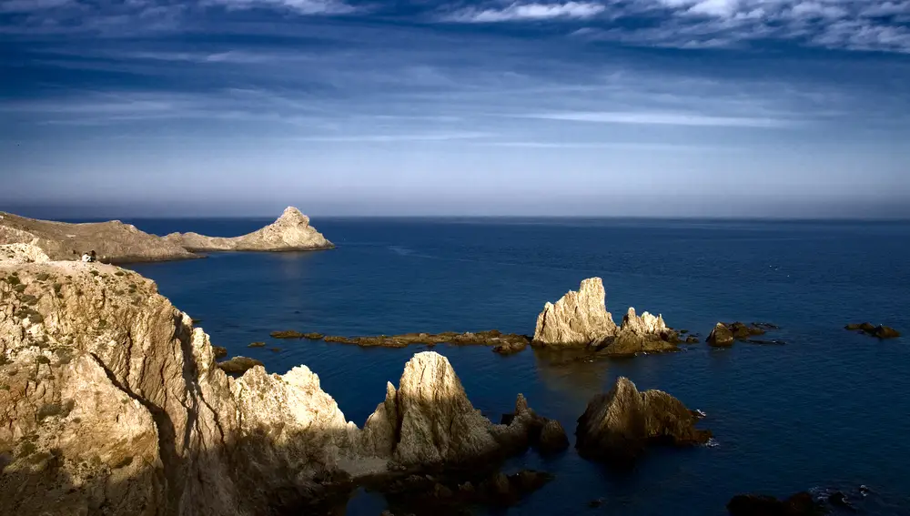 El arrecife barrera de Posidonia es un arrecife natural situado en la costa del municipio de Roquetas de Mar