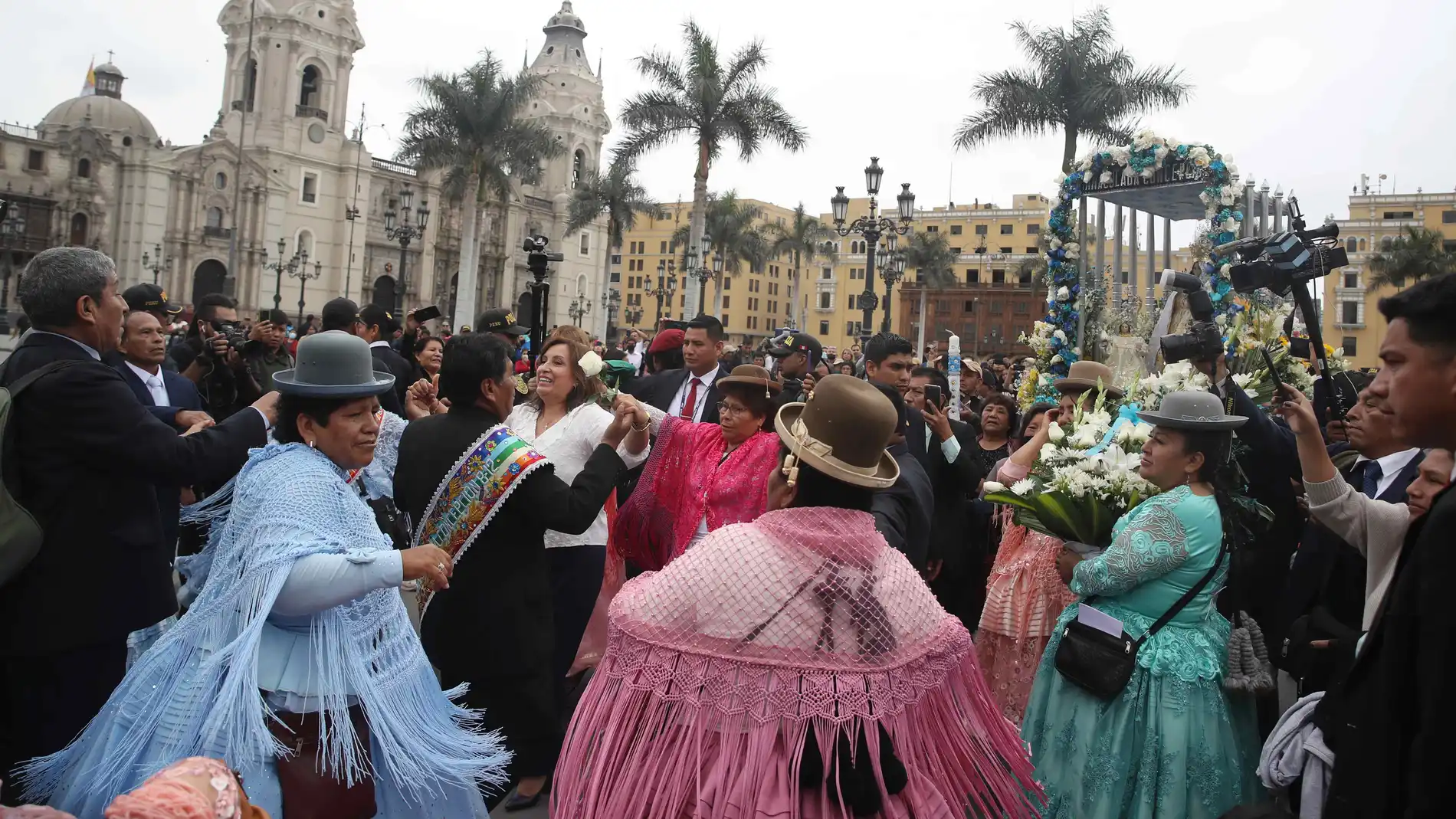 Al fondo con camisa blanca la nueva presidenta de Perú, Dina Boluarte, participa en una procesión de la Virgen de la Inmaculada Concepción de la ciudad de Puno este jueves en Lima