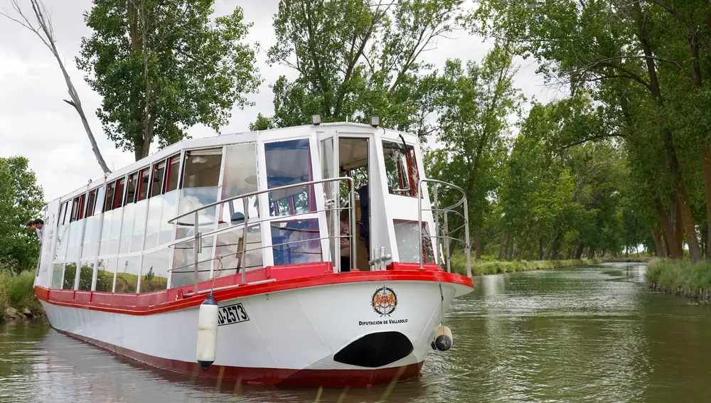 Barco Antonio de Ulloa en el Canal de Castilla, en Medina de Rioseco