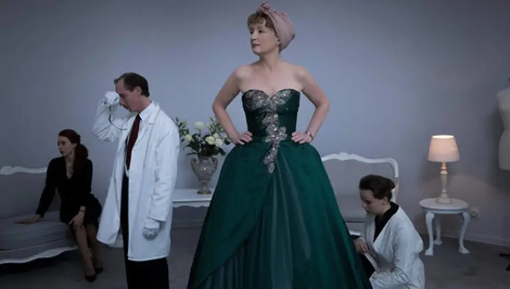 Tras "El hilo invisible" y "The Crown", Leslie Manville cambia de bando en la visión de la élite británica y europea para "El viaje a París de la señora Harris"