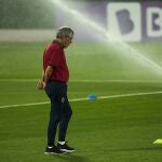 Fernando Santos, pensativo en el último entrenamiento de Portugal
