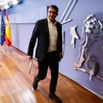 El portavoz en el Congreso del PSOE, Patxi López, tras da una rueda de prensa en el Congreso de los Diputados