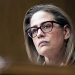 Imagen de archivo de la senadora por Arizona, Kyrsten Sinema