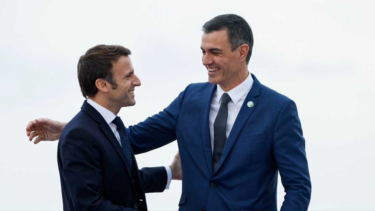 Los gafes Macron y Sánchez