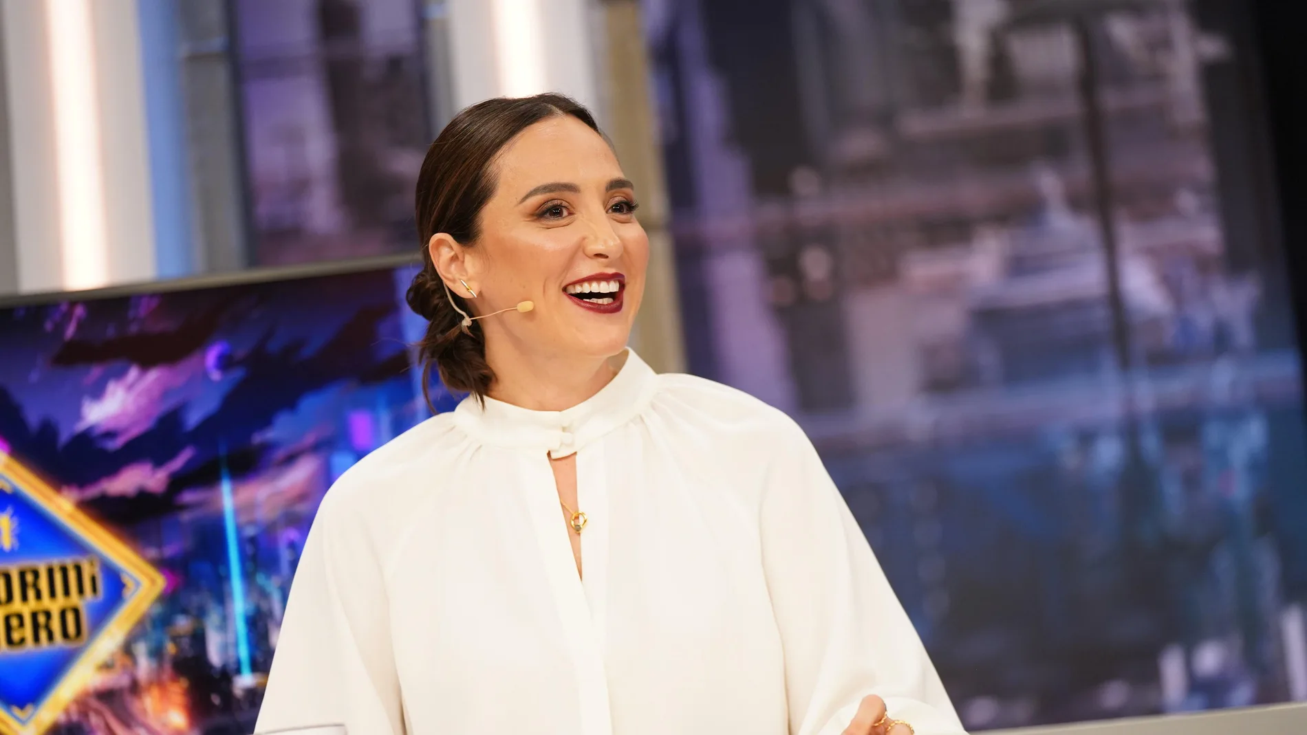 Tamara Falcó en 'El Hormiguero' con look perfecto para Navidad.