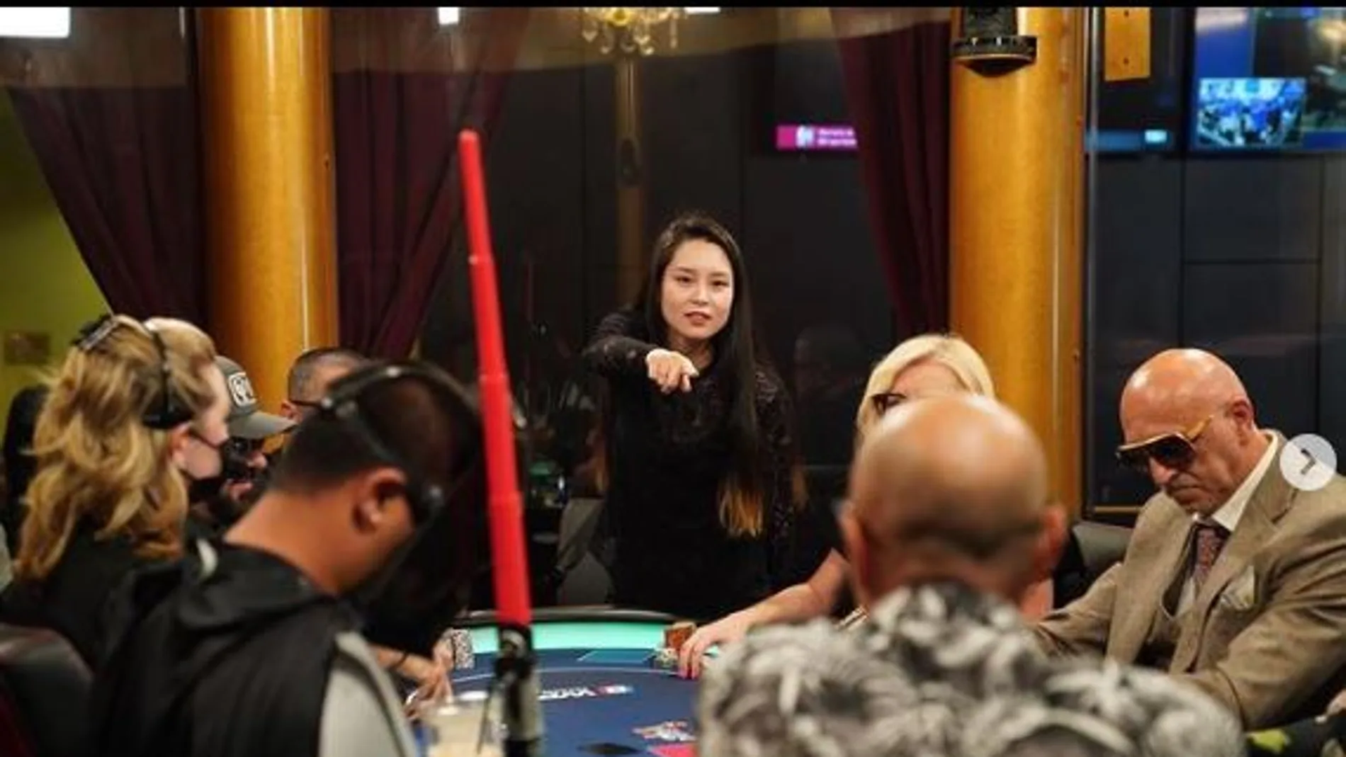 La jugadora de póker que dejó que se viera el pecho para ganar