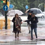 Varias personas cruzando con dificultad un paso de peatones