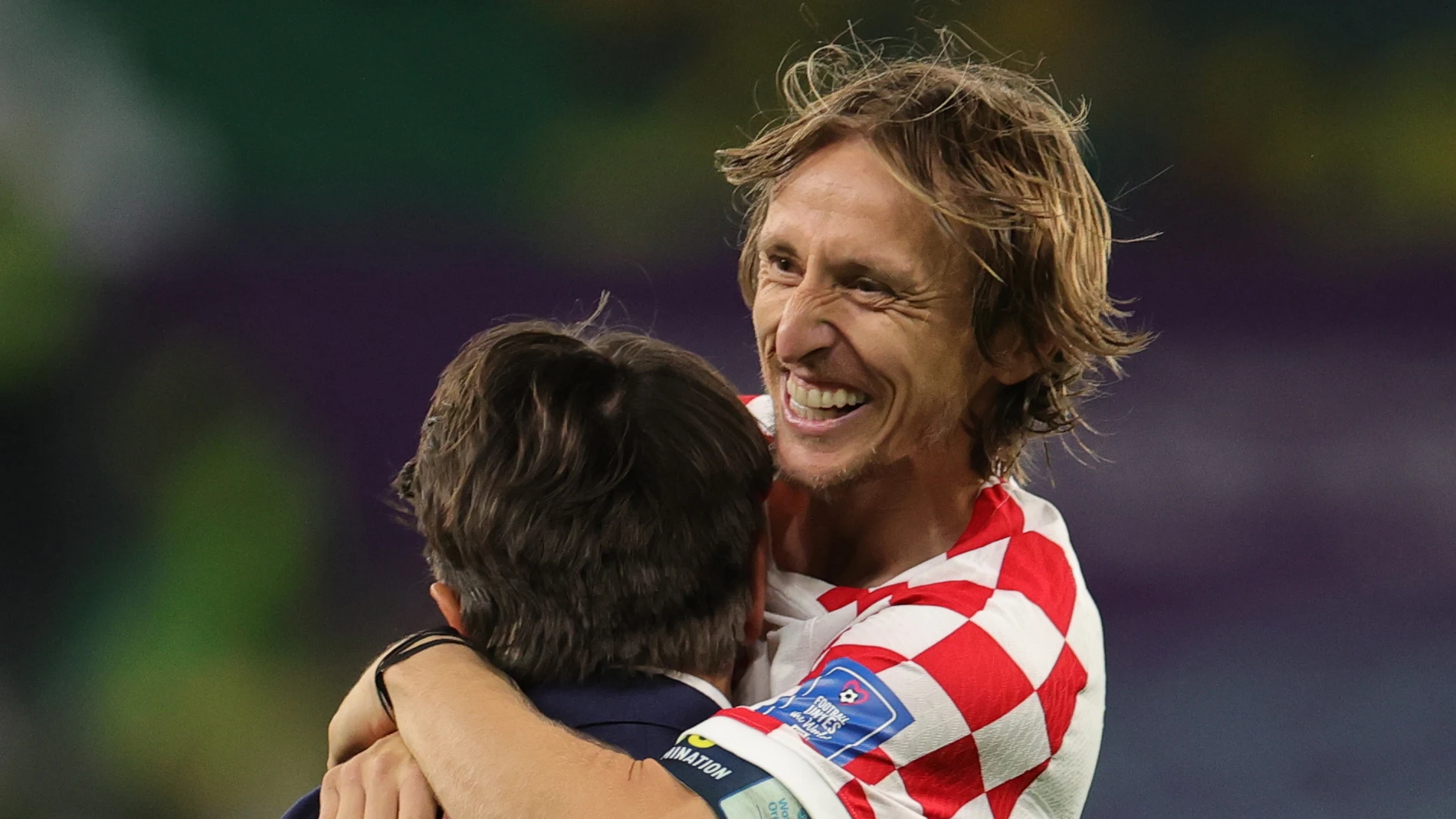 Luka Modric se abraza a su seleccionador Zlatko Dalic