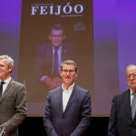 El presidente del PP, Alberto Núñez Feijóo, en la presentación del libro "A propósito de Feijóo",, de Xosé Luis Barreiro Rivas en presencia del presidente de la Xunta, Alfonso Rueda, hoy viernes en Santiago de Compostela. EFE/Lavandeira jr