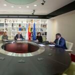 El vicepresidente primero de la Xunta, Francisco Conde, este viernes con los representantes de Repsol, Naturgy y Reganosa