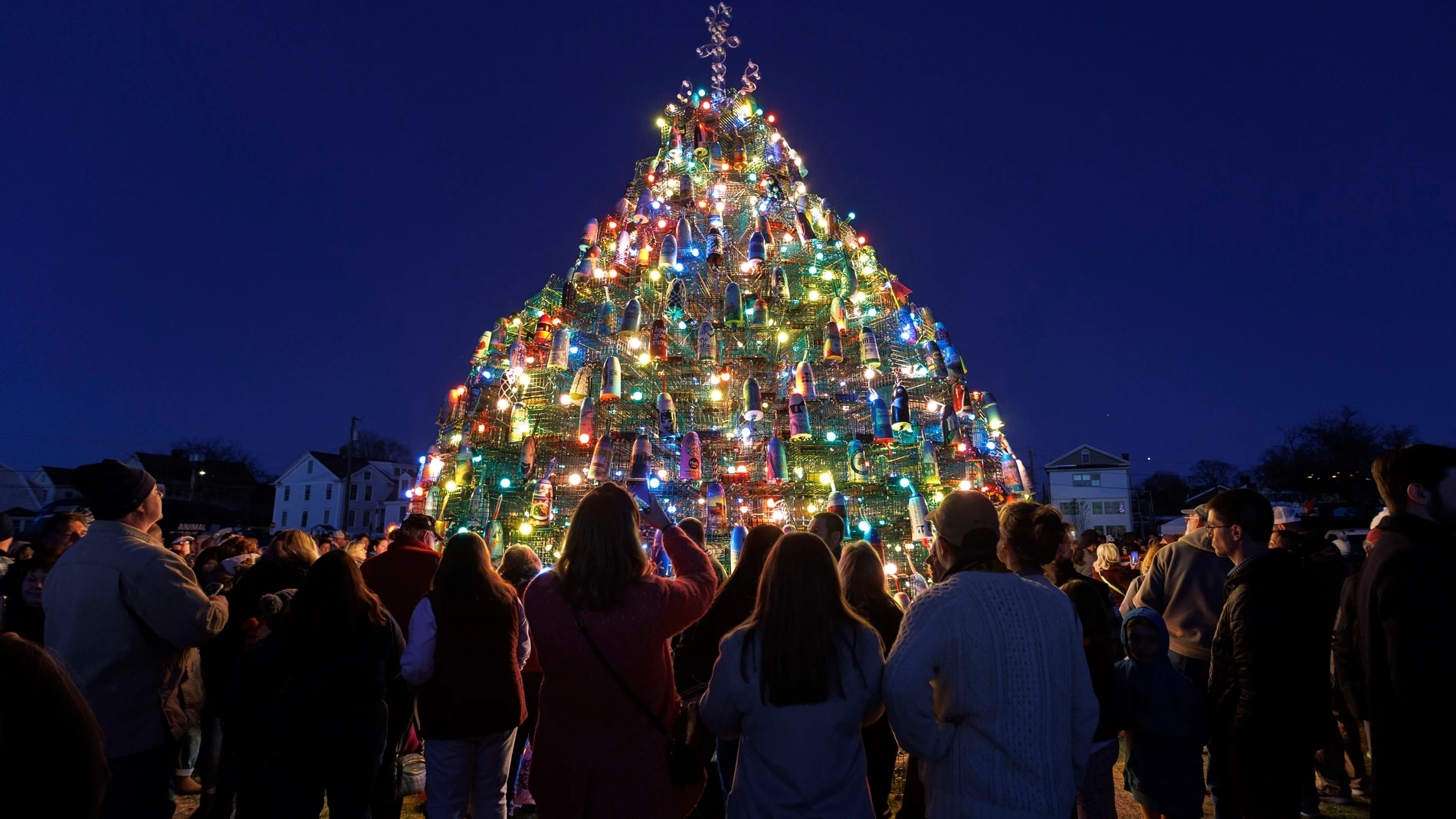 MADRID, 09/12/2022.- Fotografía tomada el 26/11/2022, de varias personas que se reúnen para ver la iluminación del árbol de trampas para langostas de Stonington en el muelle de la ciudad en Stonington, en Connecticut (EE.UU.). EFE/CJ Gunther