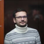 El líder de la oposición rusa, el ex diputado municipal de Moscú Ilya Yashin, de pie dentro de una jaula de acusados antes de una audiencia de veredicto en el tribunal del distrito Meshchansky en Moscú