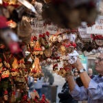 Un hombre en el mercado navideño de la Fira de Santa Llúcia, en Barcelona