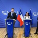 Representantes de la UE y Chile, hoy, tras la firma del acuerdo