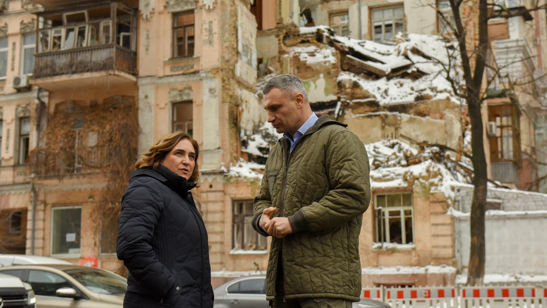Kyiv (Ukraine), 09/12/2022.- Barcelona Mayor Ada Colau (L) meets her Kyiv counterpart Vilallii Klitschko (R), in Kyiv, Ukraine, 09 December 2022. (España, Ucrania) EFE/EPA/OLEG PETRASYUK