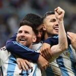 Lusail (Qatar), 09/12/2022.- Lionel Messi (L) of Argentina and teammates celebrate after winning the penalty shoot-out of the FIFA World Cup 2022 quarter final soccer match between the Netherlands and Argentina at Lusail Stadium in Lusail, Qatar, 09 December 2022. (Mundial de Fútbol, Países Bajos; Holanda, Estados Unidos, Catar) EFE/EPA/Mohamed Messara