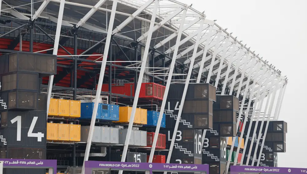 El estadio 974, el primero en la historia cubierto desmontable y reutilizable por completo y construido con contenedores marítimos y acero, ha comenzado a ser desmantelado
