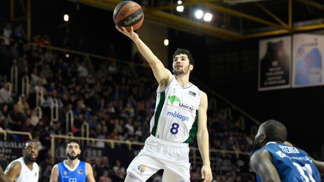 El escolta español del Unicaja Darío Brizuela (c) entra a canasta durante el partido de la Liga Endesa entre el CB Fuenlabrada y el Unicaja Málaga