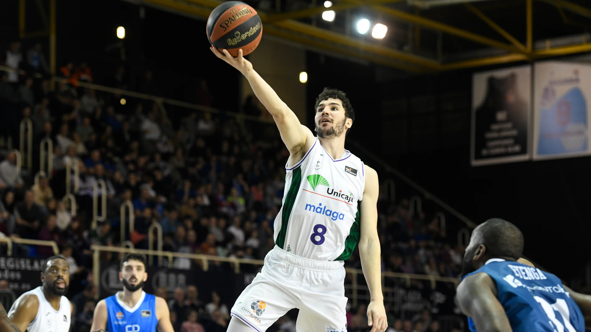 El escolta español del Unicaja Darío Brizuela (c) entra a canasta durante el partido de la Liga Endesa entre el CB Fuenlabrada y el Unicaja Málaga